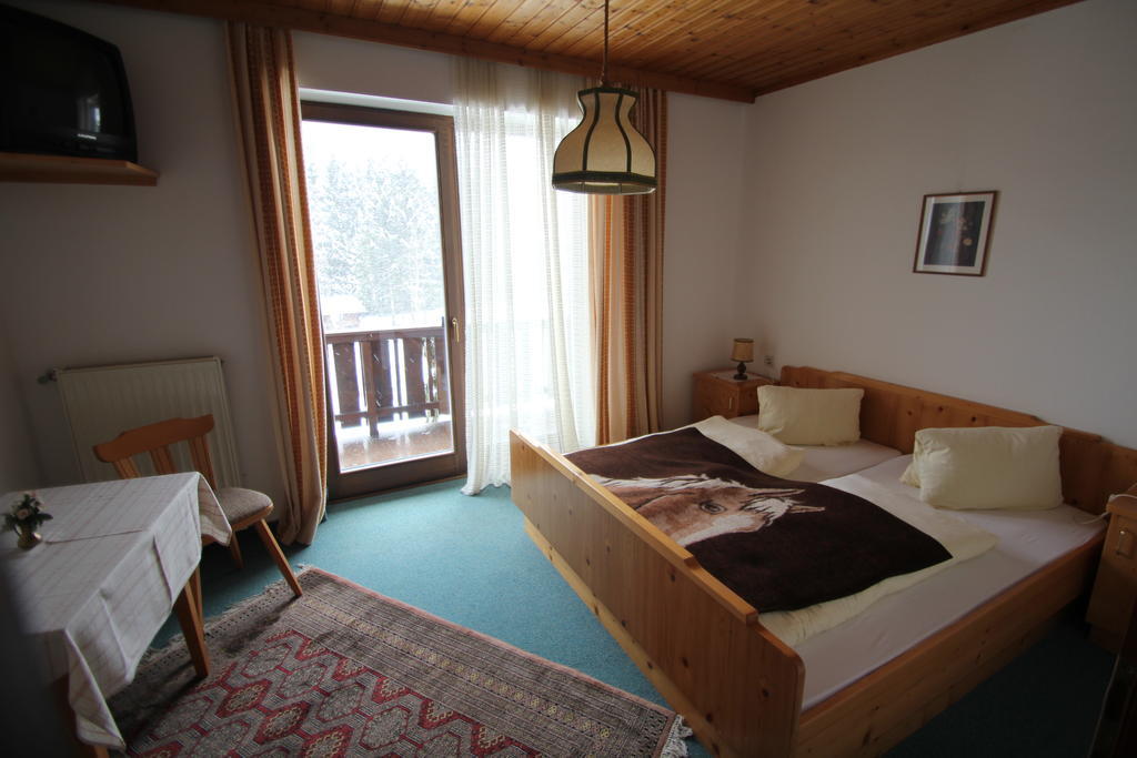Pension Hubertushof Beim Roemerbad Bad Kleinkirchheim Room photo